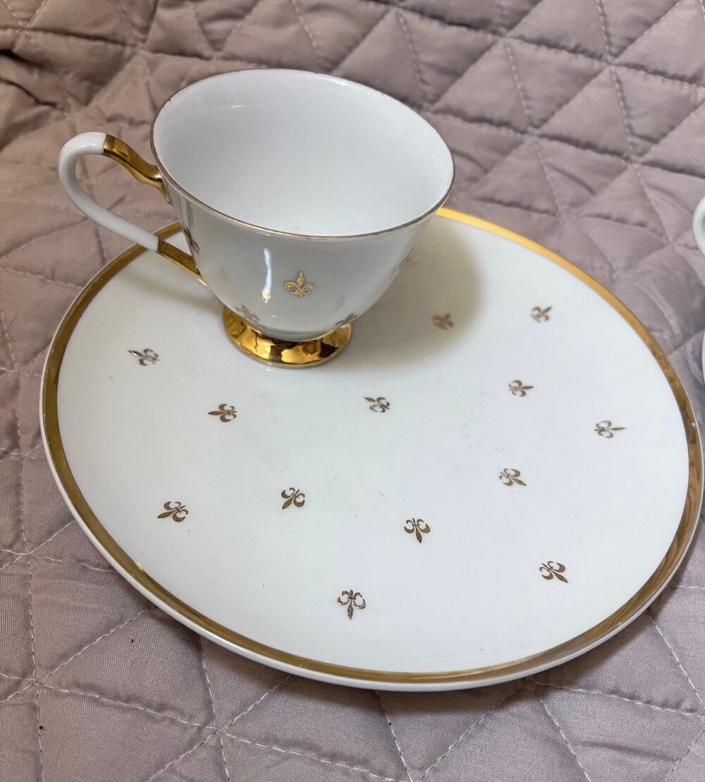 4 pcs. Vintage
Fleur De Lis 3512
Gold Tea Cup and
Luncheon Plate Set by Lefton.